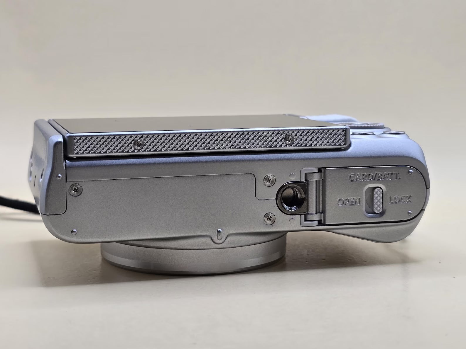Canon PowerShot SX730 HS with 20.3 MP flip-out screen, 40x optical zoom